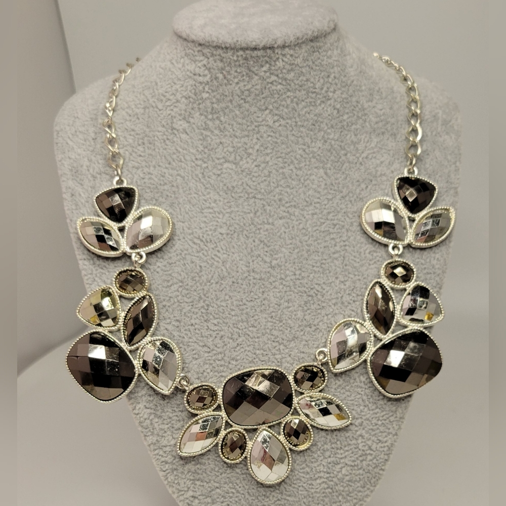 ▪︎Like New! Crystal Accent Necklace